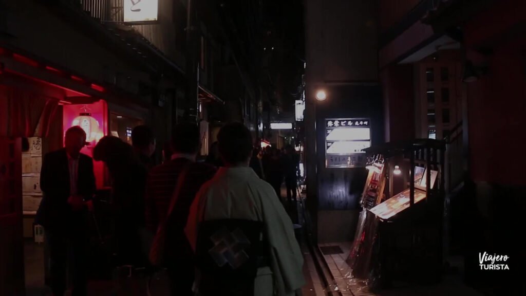 Gion, Kioto. Geishas y maikos caminando