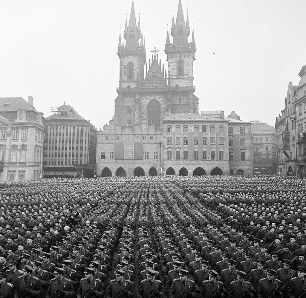 plaza ciudad vieja con soldados - primavera de praga