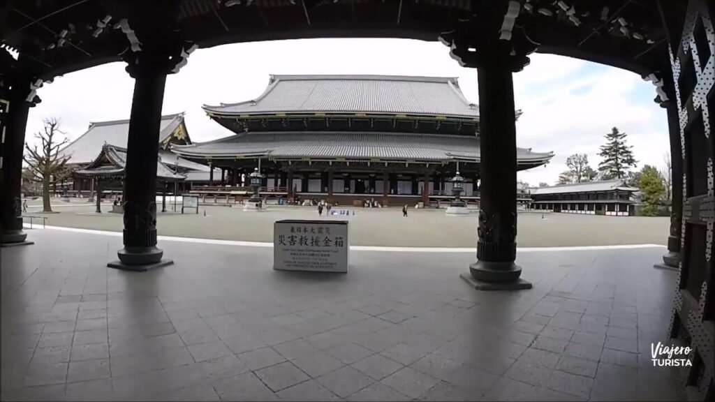 En los templos de Japón hay lugares donde dejar los zapatos antes de entrar