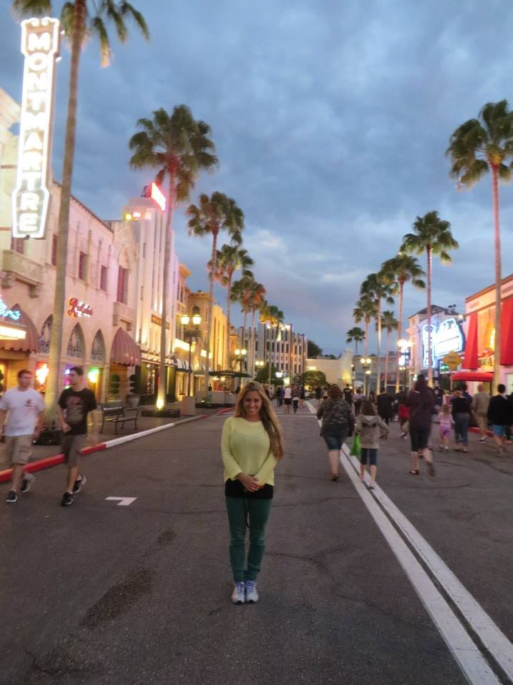  Kari y su sweter amarillo en el main street del parque Universal